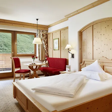 מלון Alpenhof 4*