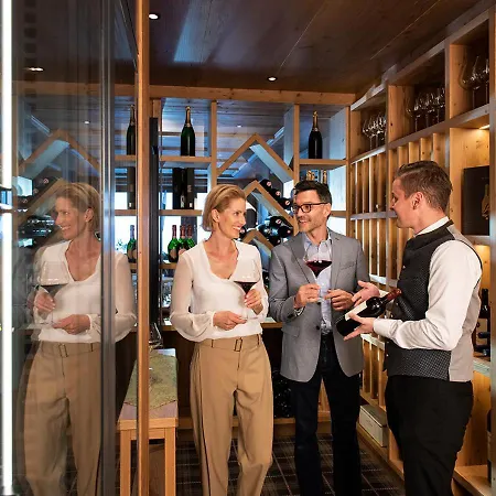 Alpenhof Hotell 4*